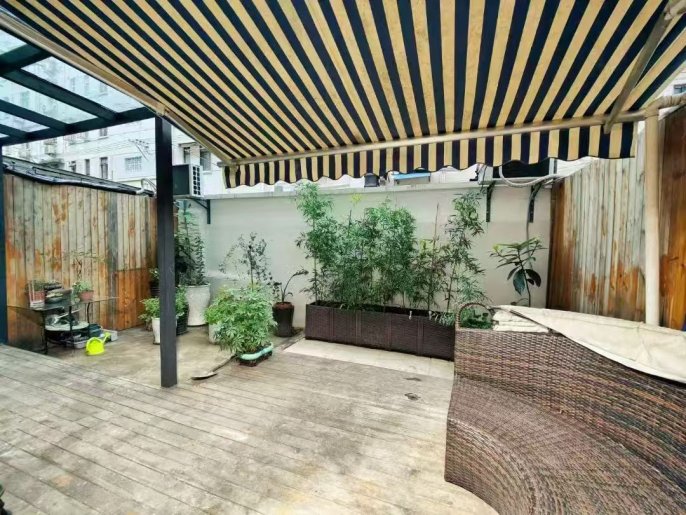Big yard one bedroom Apt with heating & oven @Loushanguan Rd