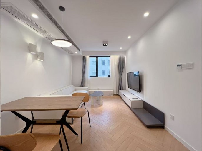 Spacious 1br with balcony near Jiangsu Rd M2/11