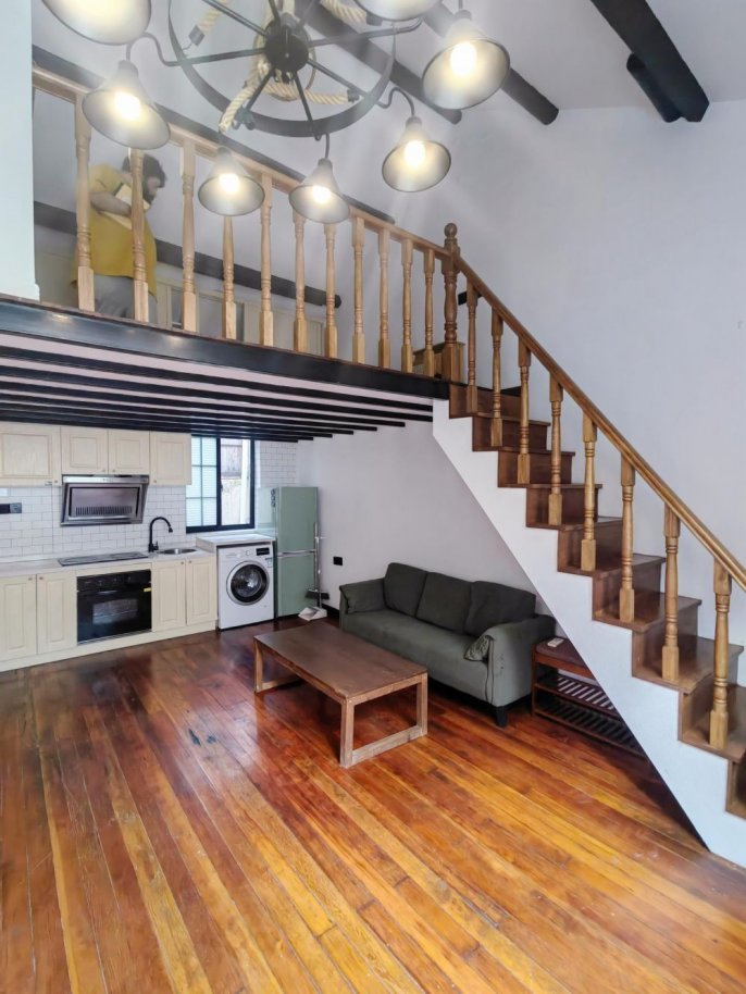 Spacious & Bright loft 1 br on ShaoXing Rd . easy to L 9/12 JiaShan Rd St.+ DaPuQiao