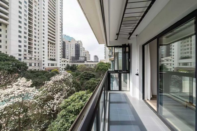 Middle Fuxing rd/South Xizang Rd floor heat 3brs apt with balcony;L8/10