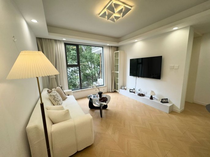 Brightly 2brs 5 minutes walking to metro with green surrounding