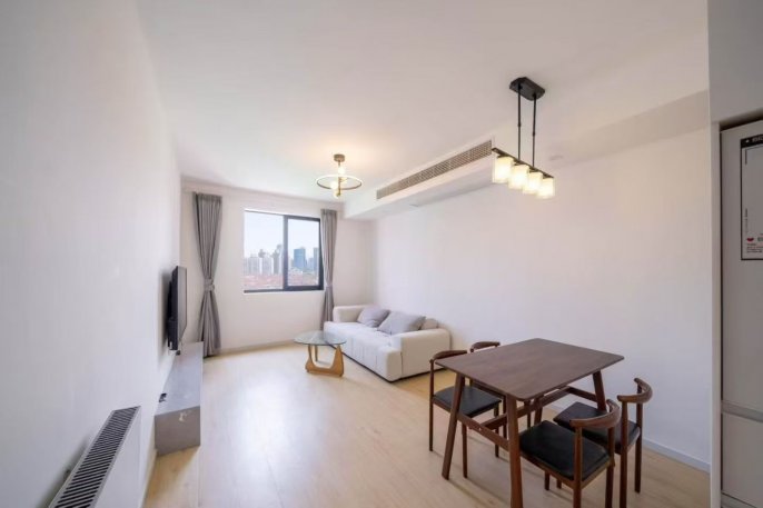 Bright 1BR ,south facing Elevator, wall heating ,central AC, nr Suzhou Creek