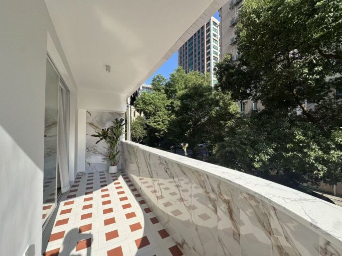 2brs2lrs1bath/130sqm/big balcony/new /bright/elevator