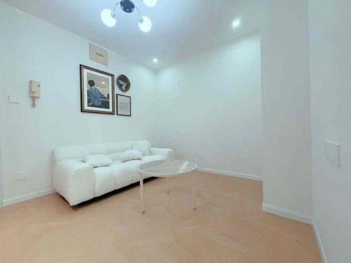 High floor/Spacious 1br 1lr/elevator/bright room,North Zhongshan rd@L1
