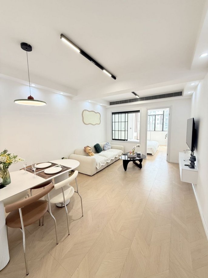 Zhongshan park station one bedroom