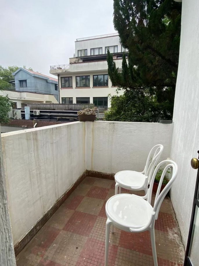 The central location of Wutong District, Wukang Road with an outdoor balcony, directly south