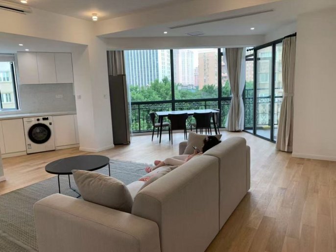 Modern 2brs floor heating nice balcony in central Xuhui close to line 7,9 and Xujiahui park