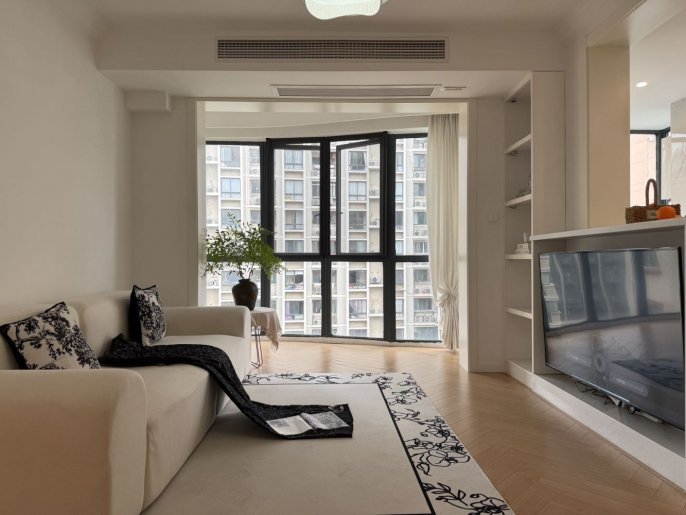 Changping rd 2BR / Spacious / Bright / Quiet / Parking available /Great compound /Good view