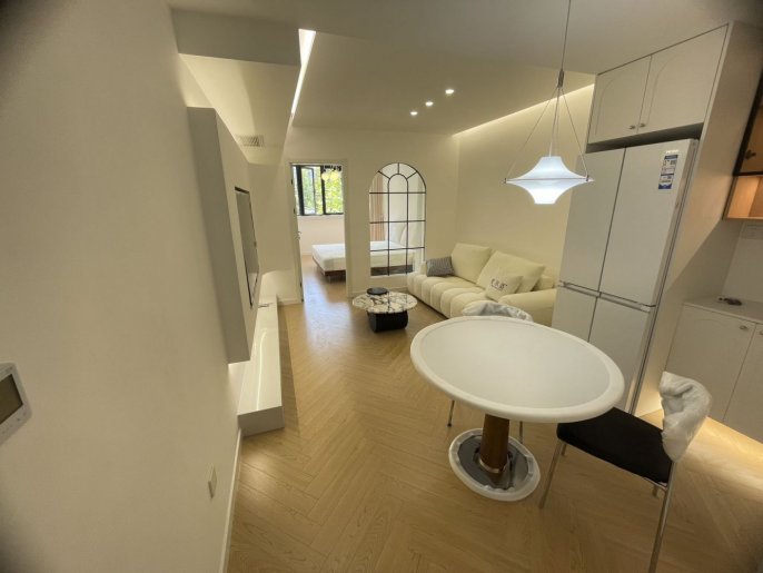 Modern - recently renovated-2rooms -oven- convenient location @ line 7 changping road