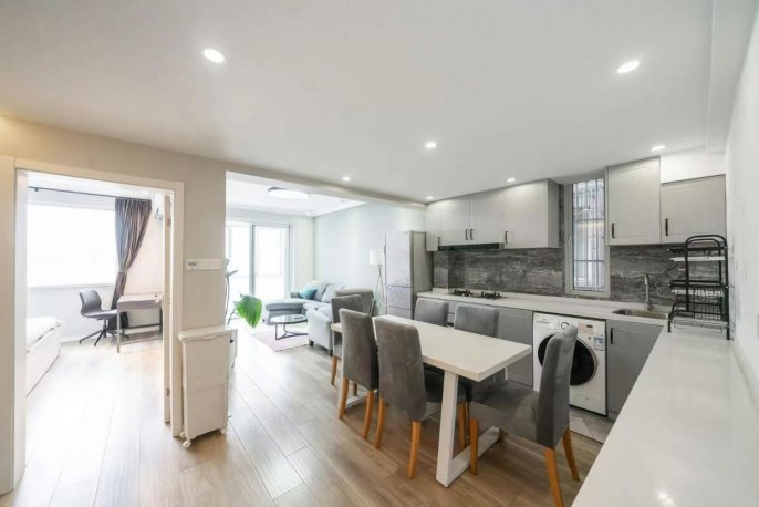 Jiangsu rd 130 sqm 2+1 br/2 bath Apt&elevator &floor heating 12K