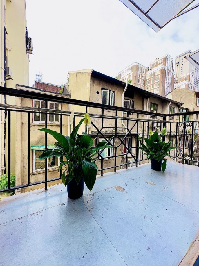 Iapm newly renovated 3 br old house&balcony only 12K